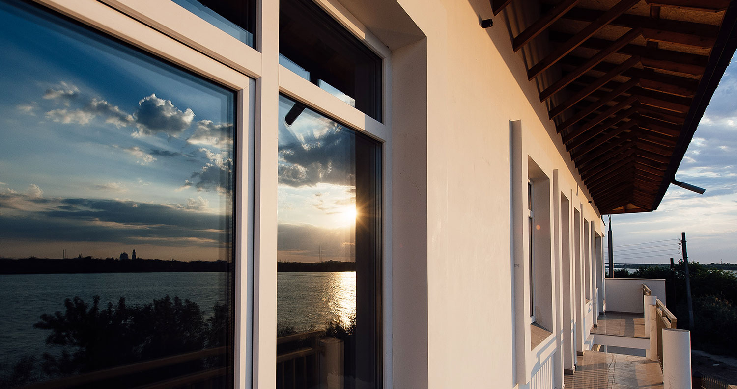 What's the Difference between One-Way Mirror Film and One-Way Window Glass?