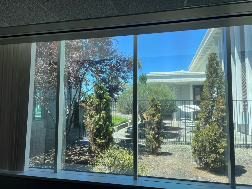 We recently upgraded the windows at the Solano County Sheriff’s Office in Fairfield with 3M™ Affinity Sun Control Window Film. Now, staff can enjoy natural sunlight without harsh glare, excessive solar heat, or skyrocketing cooling costs. ☀️ Shielding the workspace while keeping views crystal clear
