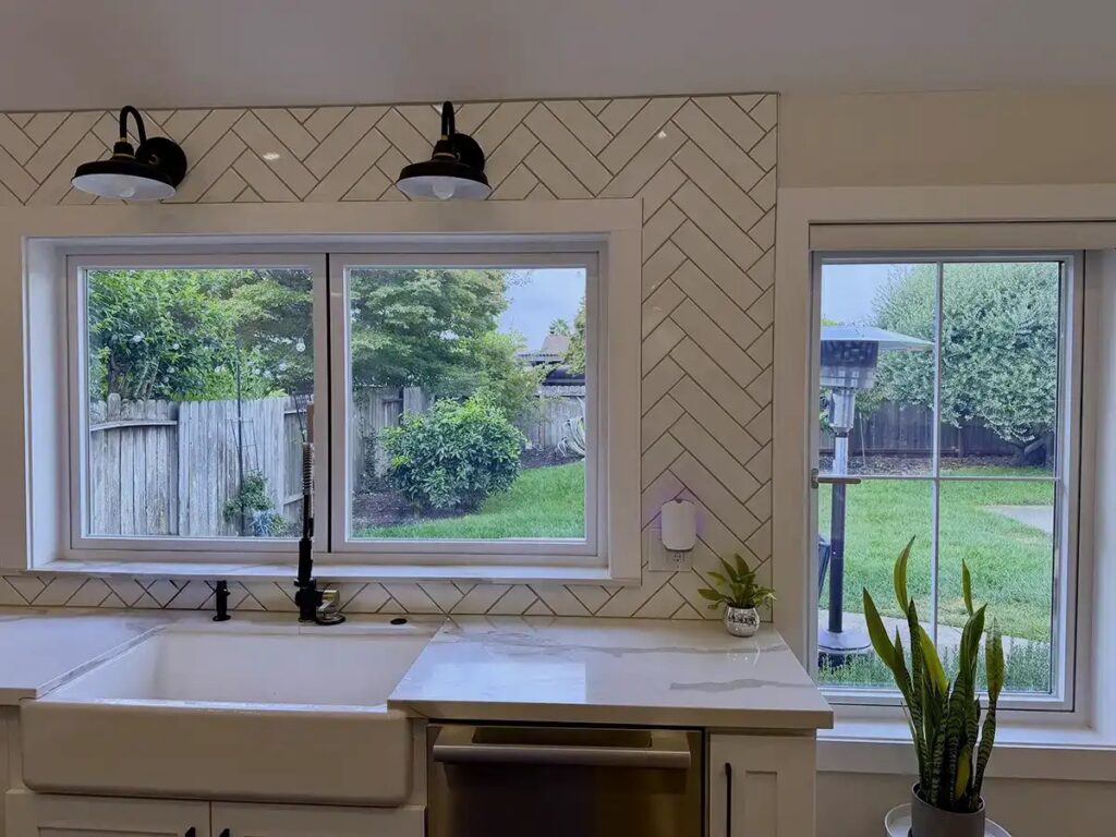 The subtle appearance of 3M Prestige 70 preserves the home's bright natural light and clear views while reducing the impact of direct afternoon sun.